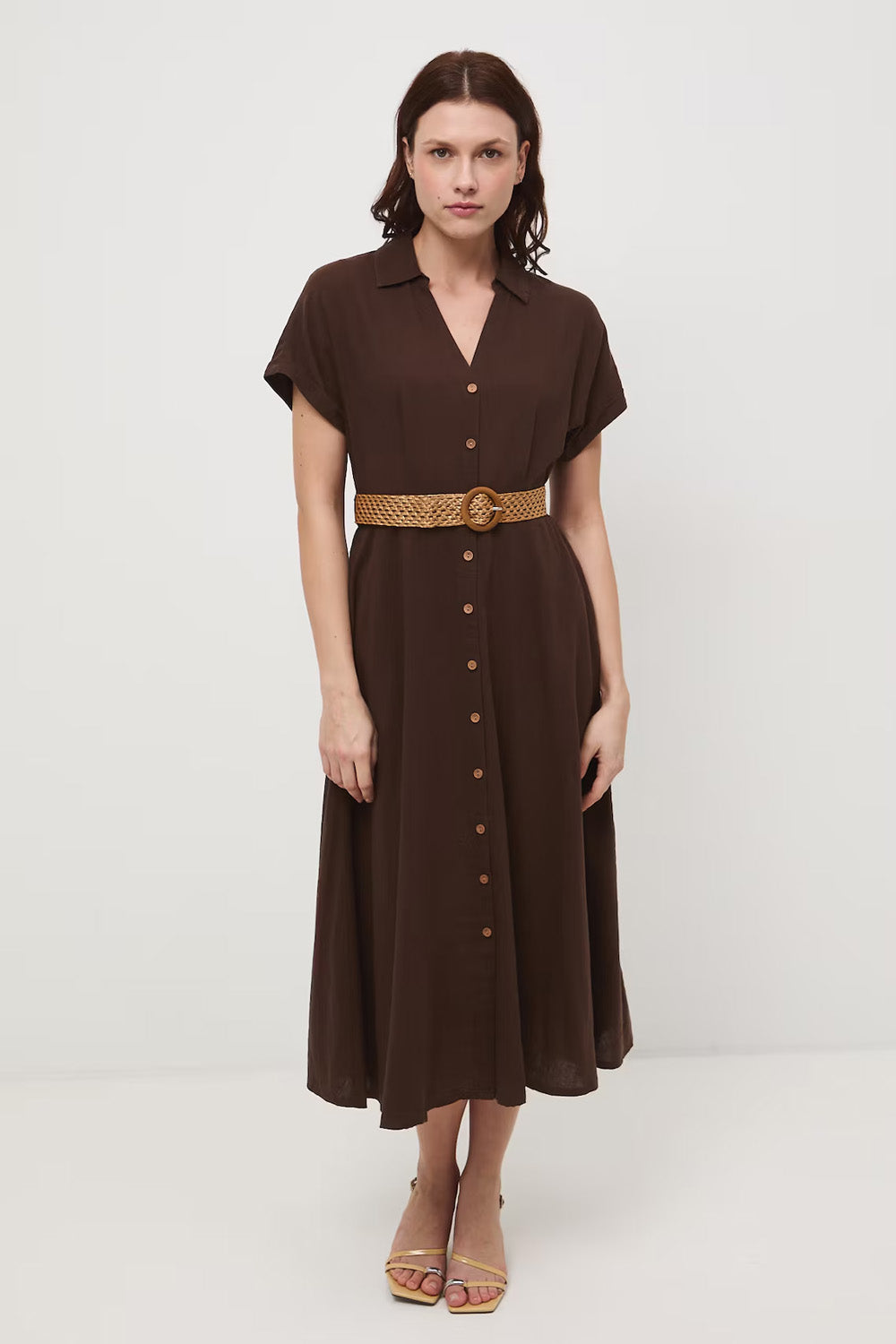 Καφέ maxi shirt dress σε φαρδιά γραμμή με κουμπιά και ψάθινη ζώνη.