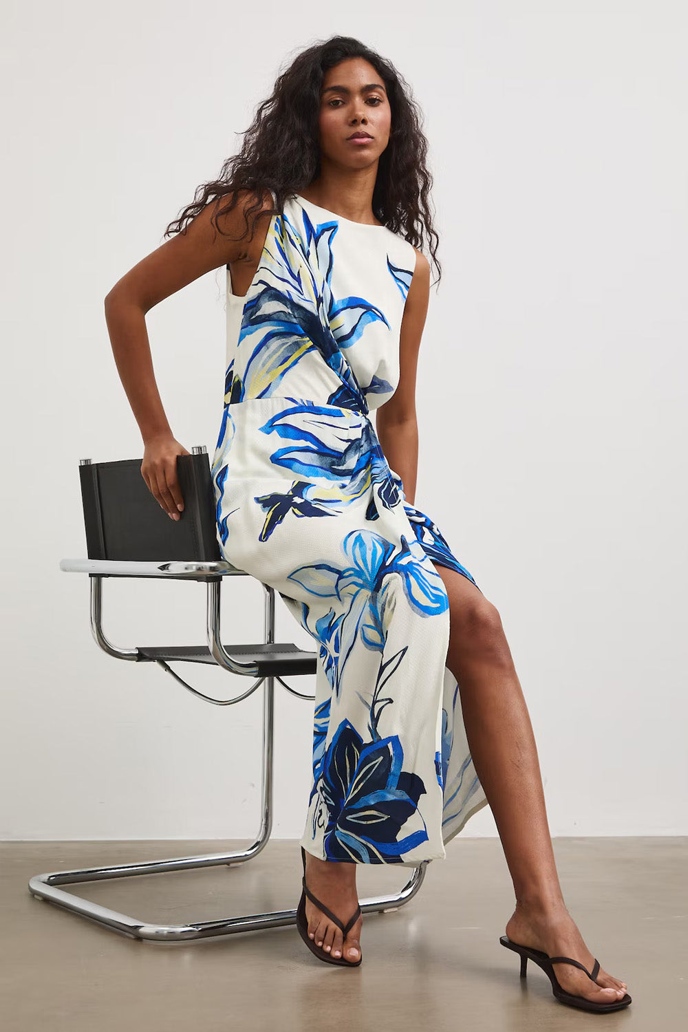 Μάξι φόρεμα με βισκόζη σε εκρού βάση και abstract floral print σε μπλε αποχρώσεις
