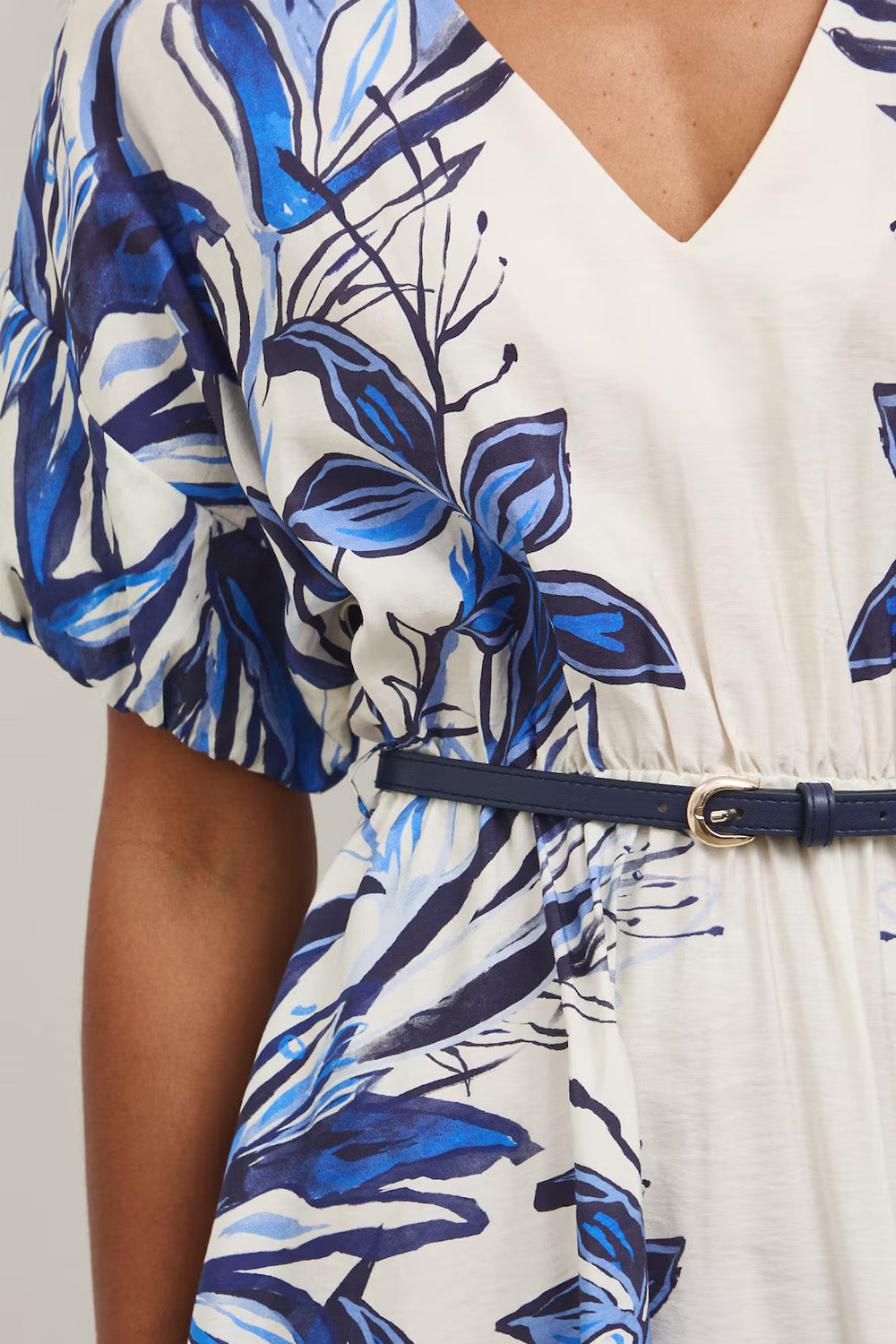 Flared mini φόρεμα με βισκόζη σε λευκή βάση και floral print σε μπλε αποχρώσεις