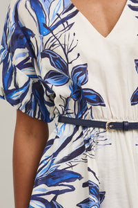 Flared mini φόρεμα με βισκόζη σε λευκή βάση και floral print σε μπλε αποχρώσεις
