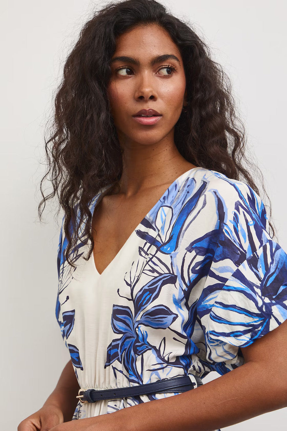 Flared mini φόρεμα με βισκόζη σε λευκή βάση και floral print σε μπλε αποχρώσεις