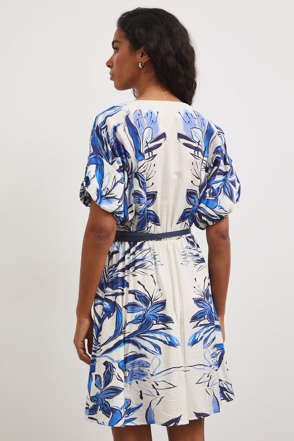 Flared mini φόρεμα με βισκόζη σε λευκή βάση και floral print σε μπλε αποχρώσεις