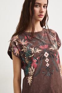 Βαμβακερό φόρεμα σε σοκολατί βάση με exotic artistic print και ανοιχτή πλάτη με κορδόνι