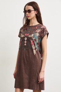 Βαμβακερό φόρεμα σε σοκολατί βάση με exotic artistic print και ανοιχτή πλάτη με κορδόνι