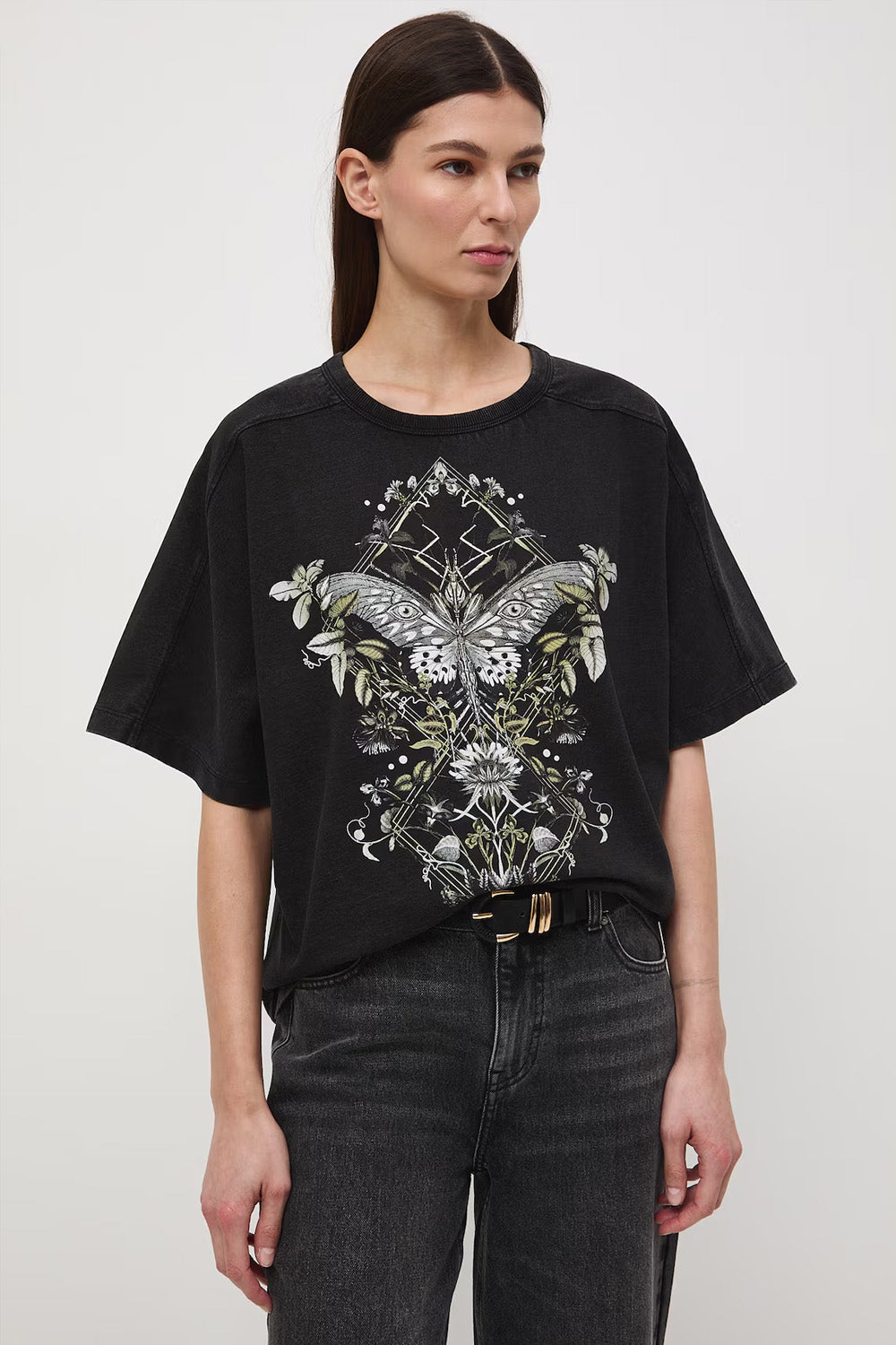 Oversize βαμβακερό t-shirt σε washed μαύρη απόχρωση με butterfly και botanical print