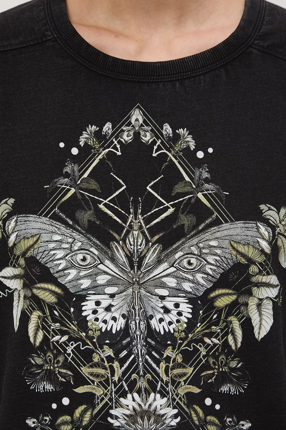 Oversize βαμβακερό t-shirt σε washed μαύρη απόχρωση με butterfly και botanical print