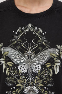 Oversize βαμβακερό t-shirt σε washed μαύρη απόχρωση με butterfly και botanical print