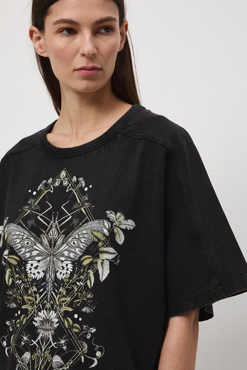Oversize βαμβακερό t-shirt σε washed μαύρη απόχρωση με butterfly και botanical print
