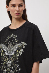 Oversize βαμβακερό t-shirt σε washed μαύρη απόχρωση με butterfly και botanical print