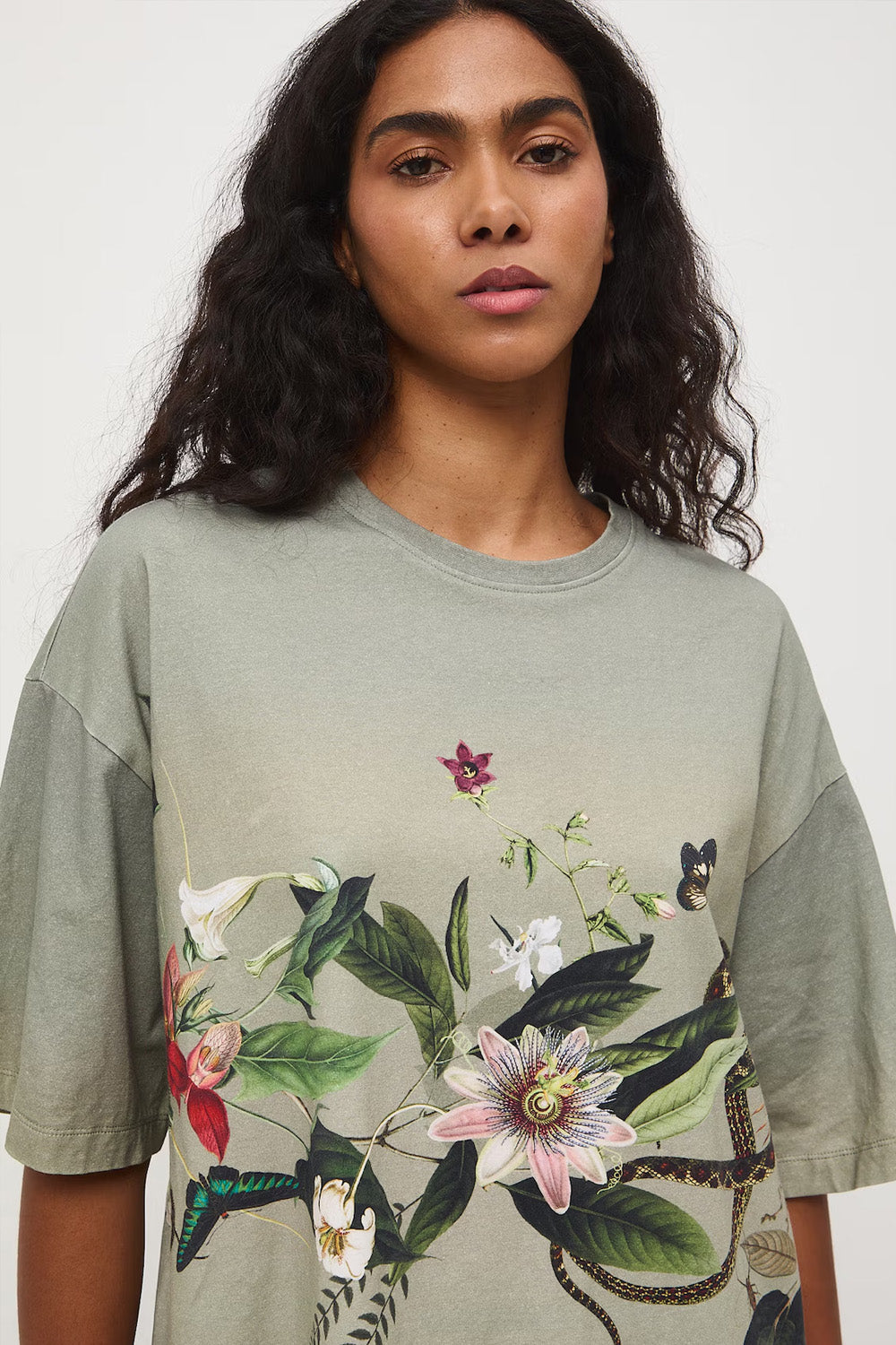 Oversize γυναικείο t-shirt σε sage απόχρωση με botanical print και φαρδιά κοντά μανίκια