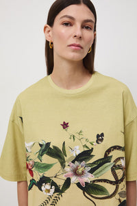 Oversize γυναικείο t-shirt σε φυστικί απόχρωση από βαμβάκι με ελαστάν και botanical print