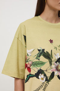 Oversize γυναικείο t-shirt σε φυστικί απόχρωση από βαμβάκι με ελαστάν και botanical print