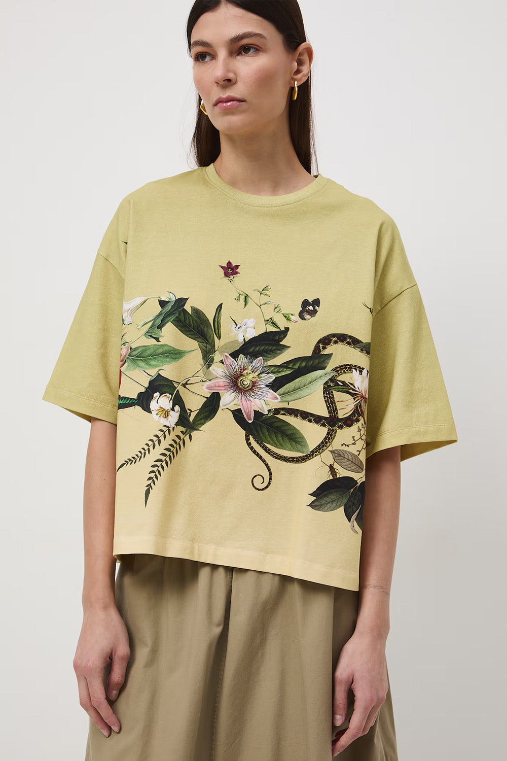 Oversize γυναικείο t-shirt σε φυστικί απόχρωση από βαμβάκι με ελαστάν και botanical print