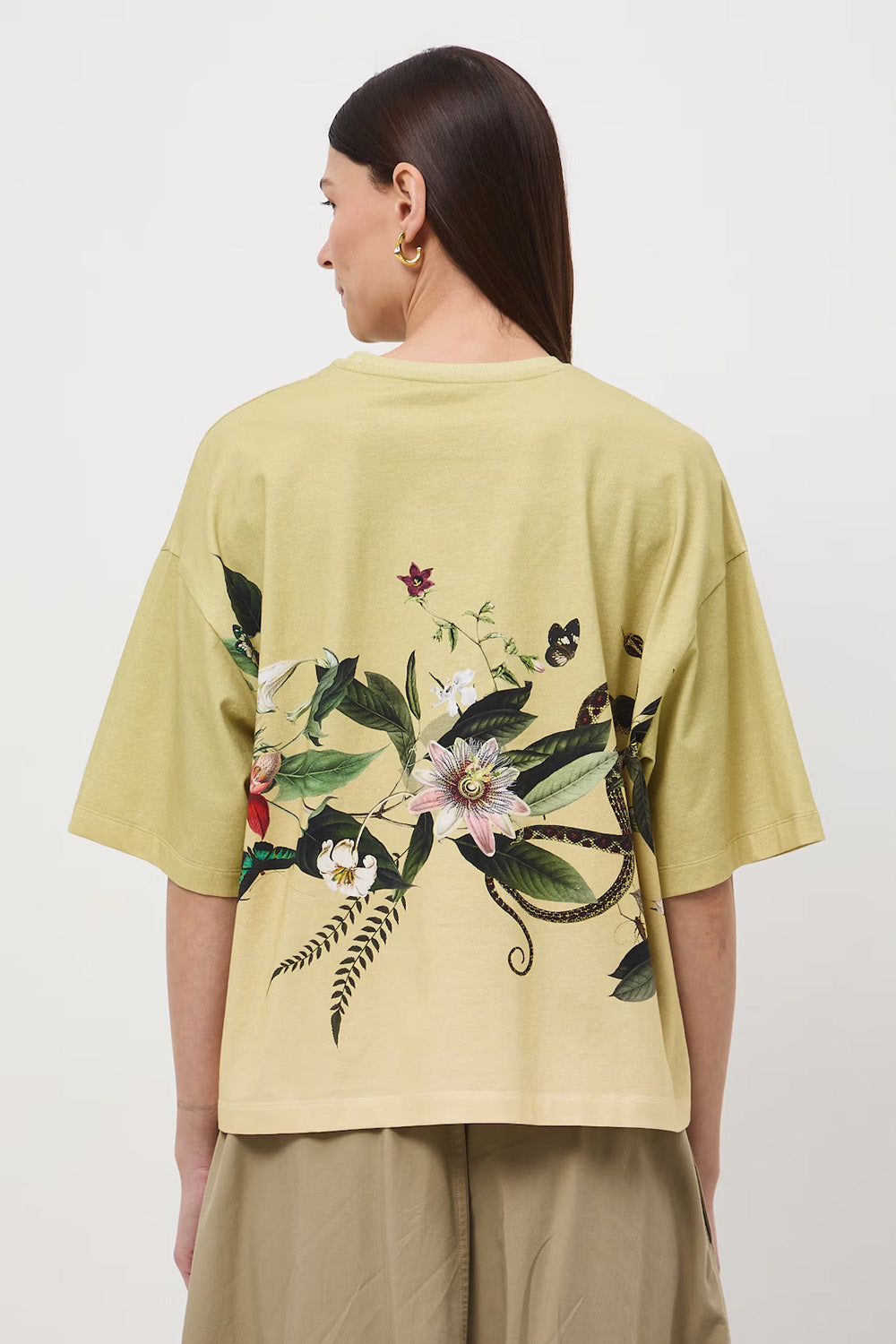 Oversize γυναικείο t-shirt σε φυστικί απόχρωση από βαμβάκι με ελαστάν και botanical print
