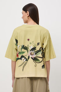 Oversize γυναικείο t-shirt σε φυστικί απόχρωση από βαμβάκι με ελαστάν και botanical print