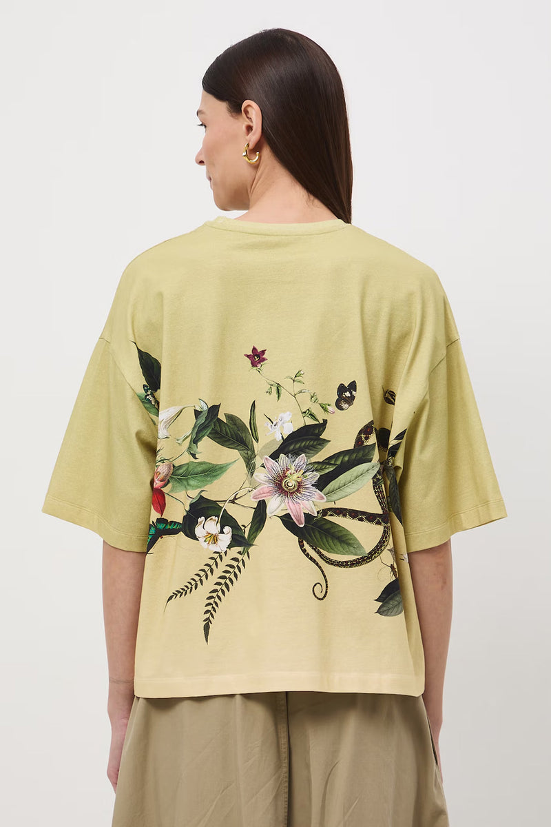 Oversize γυναικείο t-shirt σε φυστικί απόχρωση από βαμβάκι με ελαστάν και botanical print