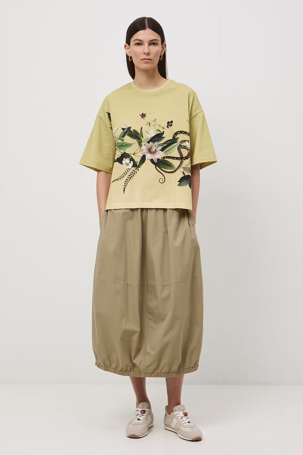 Oversize γυναικείο t-shirt σε φυστικί απόχρωση από βαμβάκι με ελαστάν και botanical print