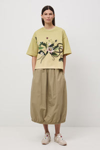 Oversize γυναικείο t-shirt σε φυστικί απόχρωση από βαμβάκι με ελαστάν και botanical print