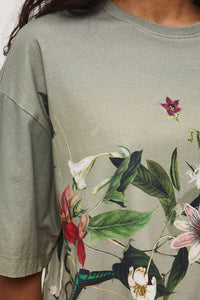 Oversize γυναικείο t-shirt σε sage απόχρωση με botanical print και φαρδιά κοντά μανίκια