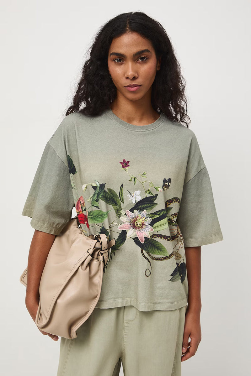 Oversize γυναικείο t-shirt σε sage απόχρωση με botanical print και φαρδιά κοντά μανίκια