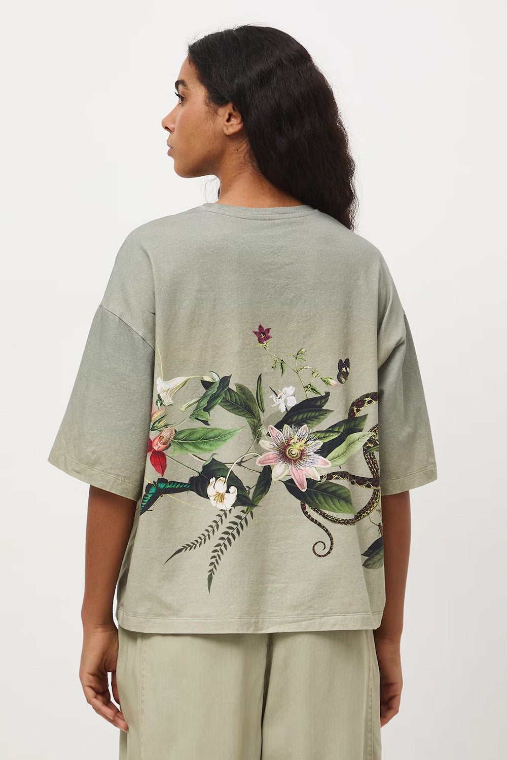Oversize γυναικείο t-shirt σε sage απόχρωση με botanical print και φαρδιά κοντά μανίκια
