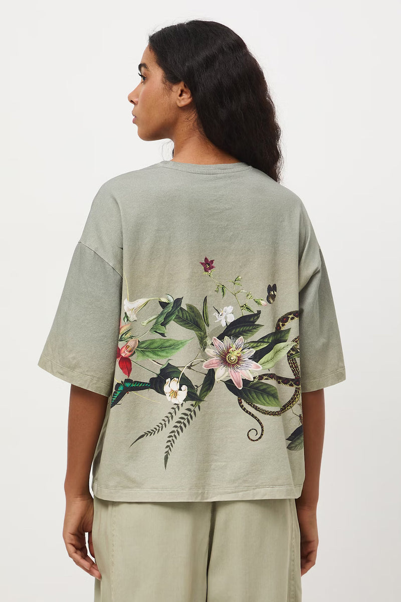 Oversize γυναικείο t-shirt σε sage απόχρωση με botanical print και φαρδιά κοντά μανίκια