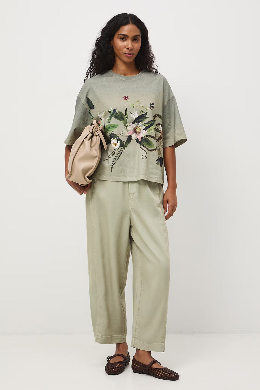 Oversize γυναικείο t-shirt σε sage απόχρωση με botanical print και φαρδιά κοντά μανίκια