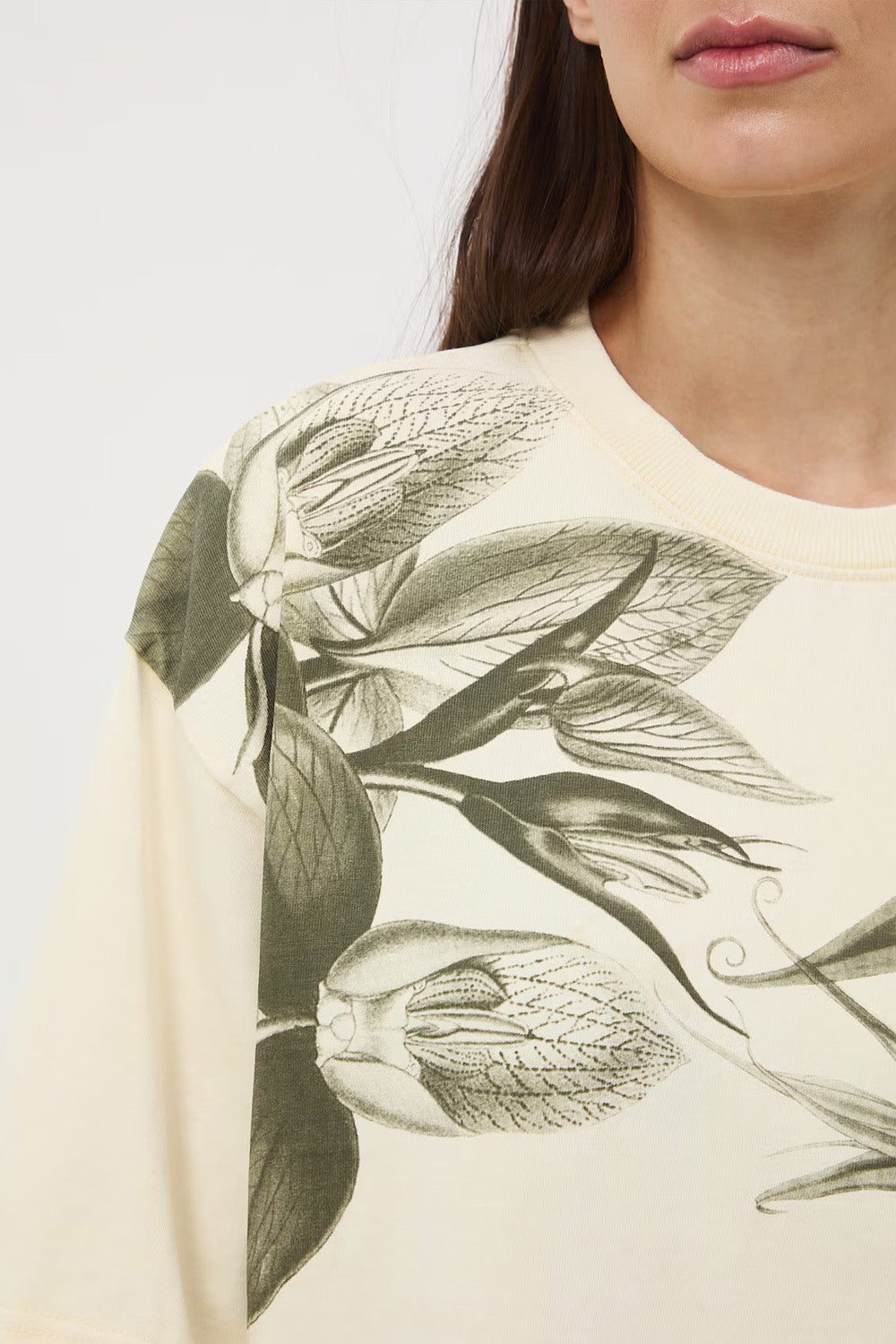 Oversize εκρού βαμβακερό t-shirt με botanical print σε olive αποχρώσεις και φαρδιά κοντά μανίκια