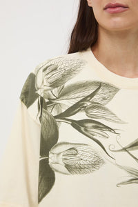 Oversize εκρού βαμβακερό t-shirt με botanical print σε olive αποχρώσεις και φαρδιά κοντά μανίκια