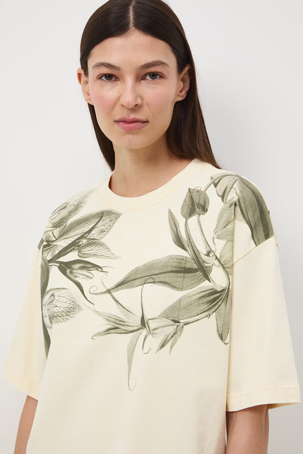 Oversize εκρού βαμβακερό t-shirt με botanical print σε olive αποχρώσεις και φαρδιά κοντά μανίκια