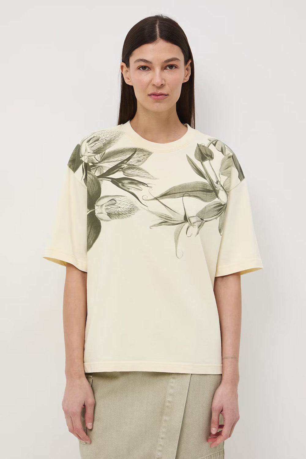 Oversize εκρού βαμβακερό t-shirt με botanical print σε olive αποχρώσεις και φαρδιά κοντά μανίκια