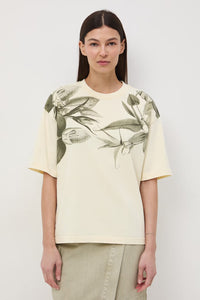 Oversize εκρού βαμβακερό t-shirt με botanical print σε olive αποχρώσεις και φαρδιά κοντά μανίκια