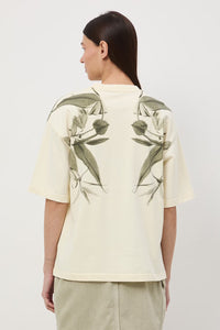 Oversize εκρού βαμβακερό t-shirt με botanical print σε olive αποχρώσεις και φαρδιά κοντά μανίκια
