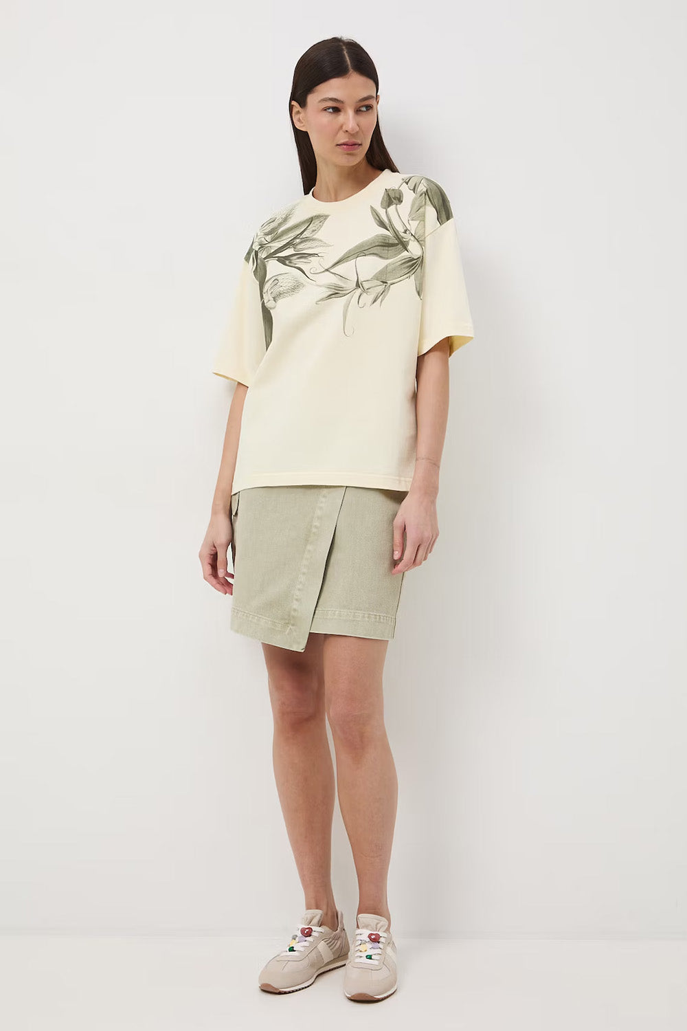Oversize εκρού βαμβακερό t-shirt με botanical print σε olive αποχρώσεις και φαρδιά κοντά μανίκια