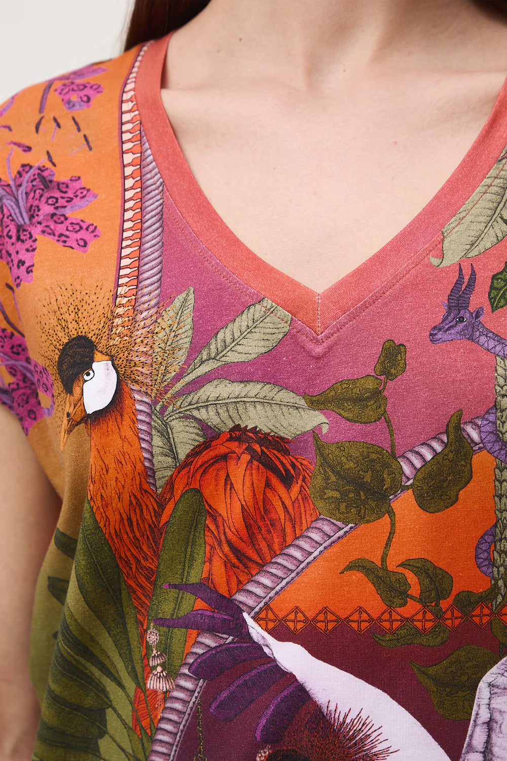 Γυναικείο t-shirt από βαμβάκι με ελαστάν και exotic tropical print σε πολύχρωμες αποχρώσεις