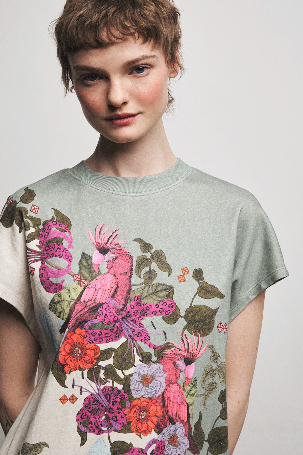 Γυναικείο t-shirt σε sage και εκρού αποχρώσεις με tropical print και εξωτικά floral μοτίβα