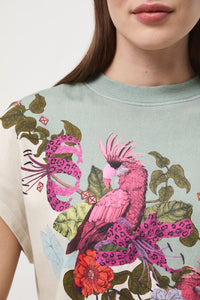 Γυναικείο t-shirt σε sage και εκρού αποχρώσεις με tropical print και εξωτικά floral μοτίβα