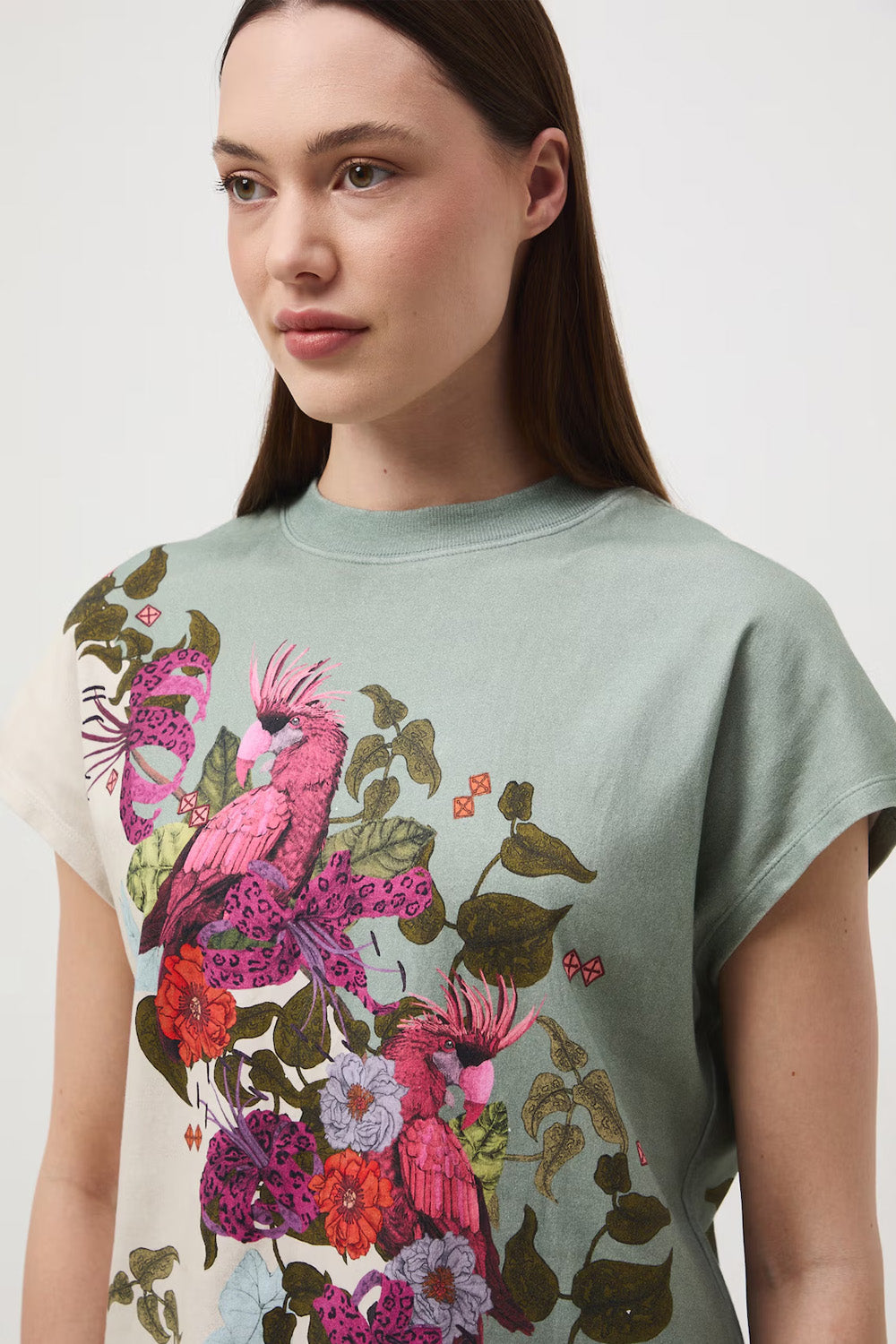Γυναικείο t-shirt σε sage και εκρού αποχρώσεις με tropical print και εξωτικά floral μοτίβα