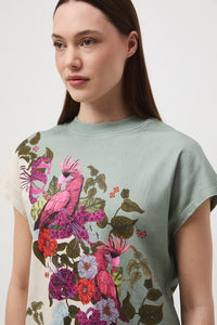 Γυναικείο t-shirt σε sage και εκρού αποχρώσεις με tropical print και εξωτικά floral μοτίβα