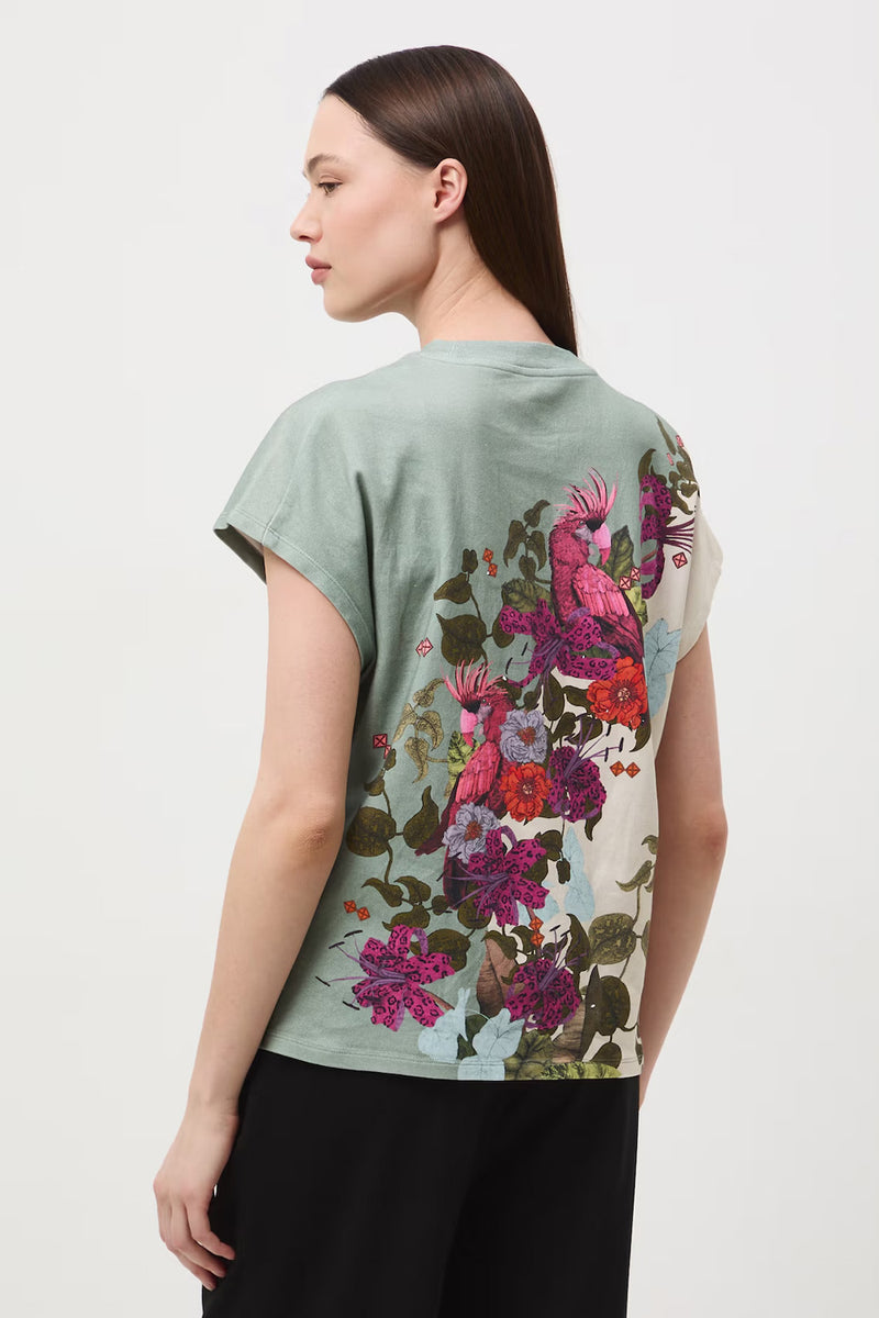 Γυναικείο t-shirt σε sage και εκρού αποχρώσεις με tropical print και εξωτικά floral μοτίβα