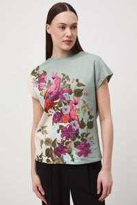 Γυναικείο t-shirt σε sage και εκρού αποχρώσεις με tropical print και εξωτικά floral μοτίβα