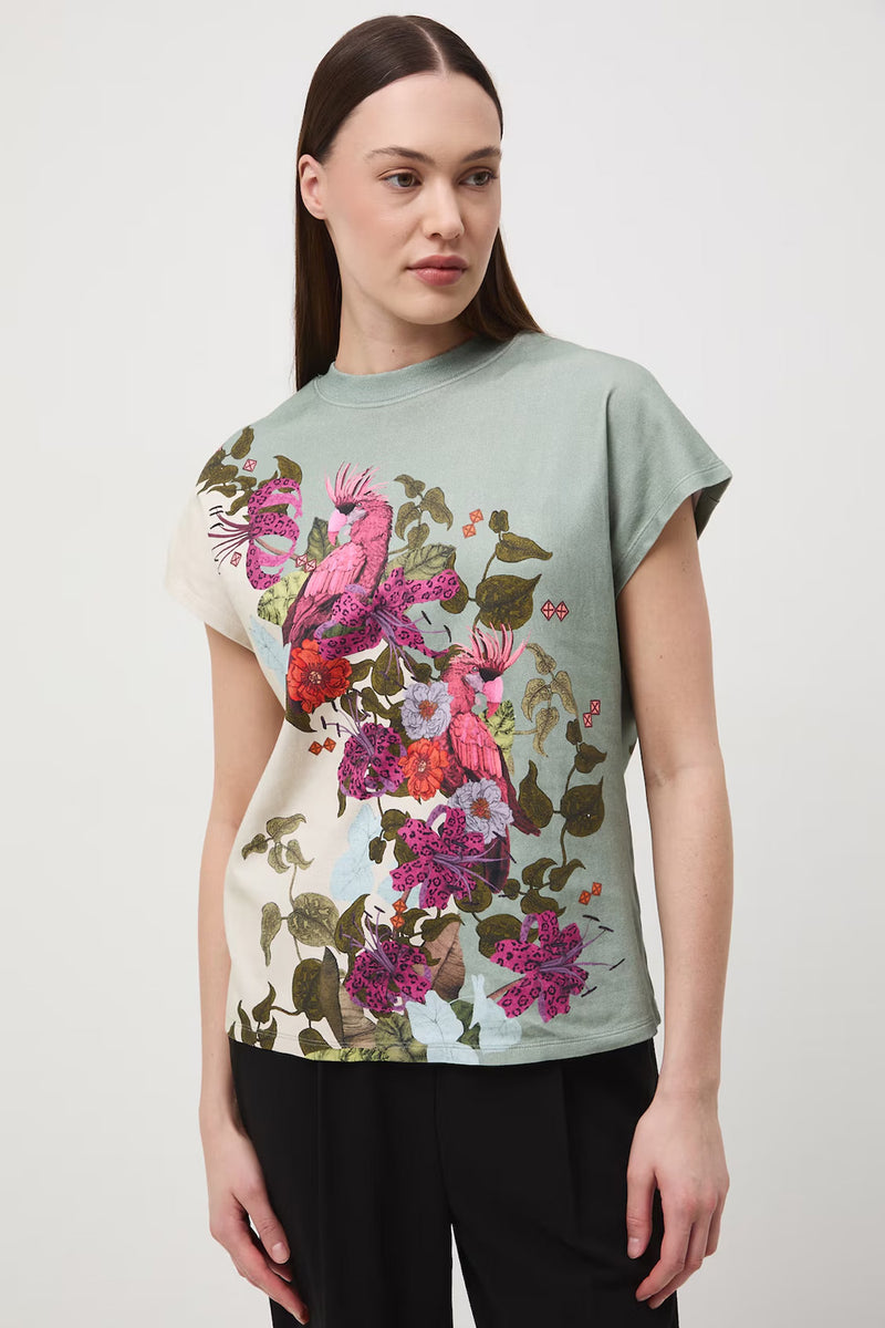 Γυναικείο t-shirt σε sage και εκρού αποχρώσεις με tropical print και εξωτικά floral μοτίβα