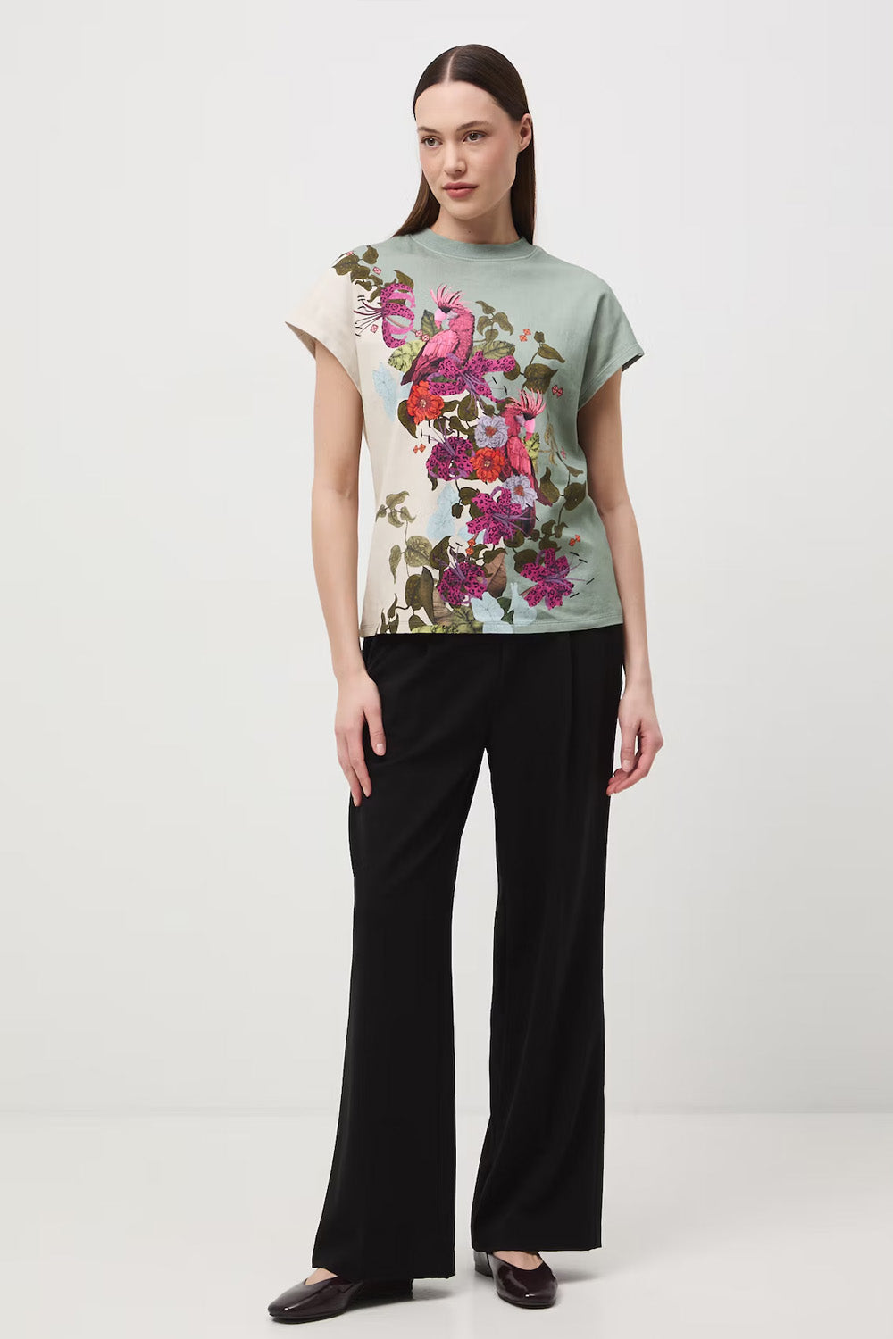 Γυναικείο t-shirt σε sage και εκρού αποχρώσεις με tropical print και εξωτικά floral μοτίβα