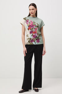 Γυναικείο t-shirt σε sage και εκρού αποχρώσεις με tropical print και εξωτικά floral μοτίβα