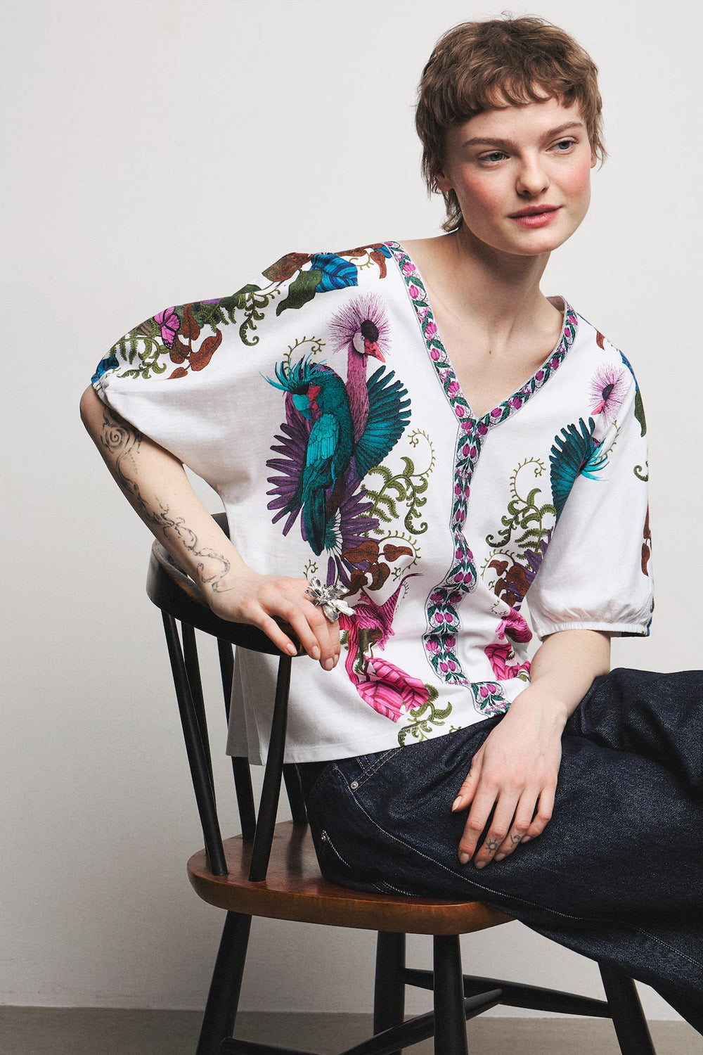 Oversize βαμβακερό λευκό t-shirt με exotic tropical print σε φούξια και turquoise αποχρώσεις