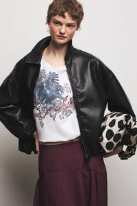 Oversize λευκό t-shirt με artistic print και φαρδιά κοντά μανίκια