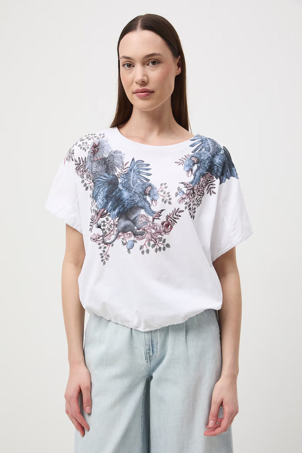 Oversize λευκό t-shirt με artistic print και φαρδιά κοντά μανίκια