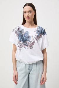 Oversize λευκό t-shirt με artistic print και φαρδιά κοντά μανίκια