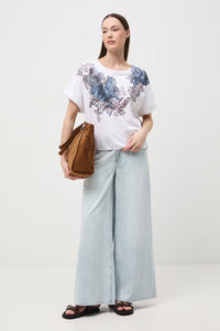 Oversize λευκό t-shirt με artistic print και φαρδιά κοντά μανίκια