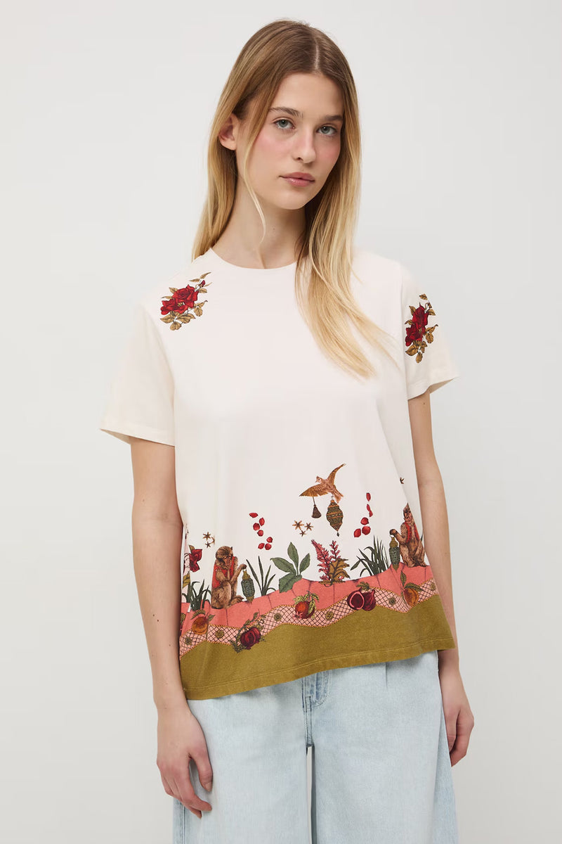 Γυναικείο εκρού t-shirt από βαμβάκι με ελαστάν και artistic print με exotic λεπτομέρειες